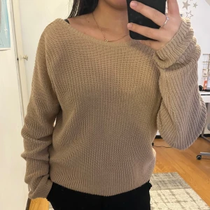 Beige stickad tröja med öppen rygg - En jättefin beige stickad tröja med öppen rygg. Man kan vända tröjan så att öppningen är där framme ifall man vill det också! I jättebra skick.