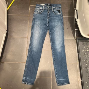 Replay anbass  - Säljer ett par snygga blå jeans med fet tvätt från Replay. Fint skick! Köpte de på johnells för 1699kr och säljer för 499kr! Först till kvarn!  Skriv vid frågor och funderingar!👌😊