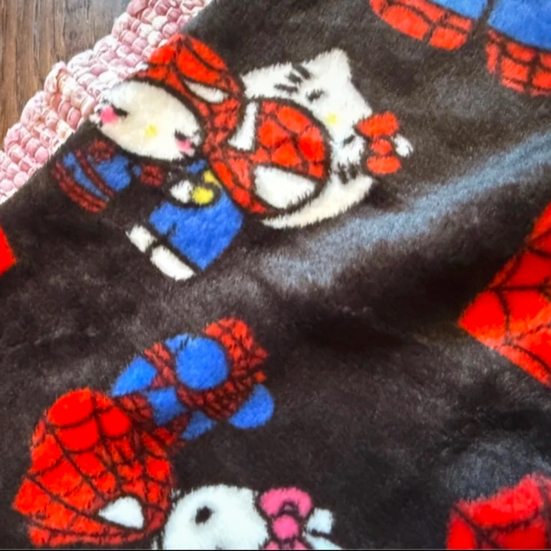 Svarta pyjamasbyxor med Spiderman och Hello Kitty tryck - 1
