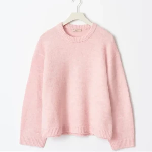 Rosa stickad tröja💕 - Säljer denna jättepopulära stickade tröjan från ginatricot😌den är i jättefint skick🫶