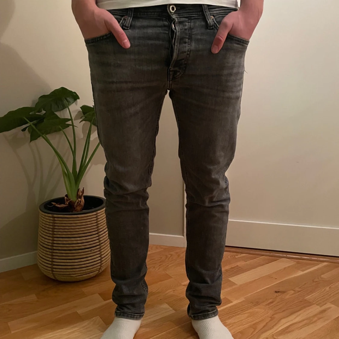 Grå jeansbyxor från Jack and Jones 