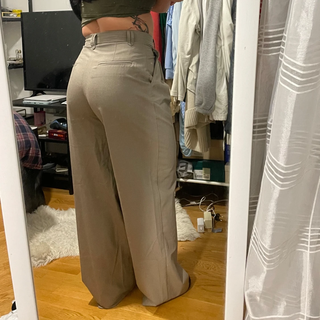 Vida gråa kostymbyxor