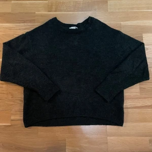 Svart stickad tröja - Säljer en stilren svart tröja från H&M. Tröjan har en klassisk design med långa ärmar och rund hals. Perfekt för kyligare dagar. Storlek XS