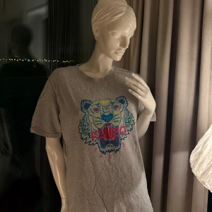 Grå t-shirt med tigertryck från Kenzo - Snygg grå t-shirt från Kenzo med ett färgglatt tigertryck på framsidan. 9/10 skick