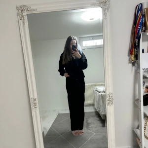 Svarta jeans - Säljer svarta jeans med normal passform jeansen är perfekta till en middag eller om man vill känna sig lite mer uppklädd köpte för 499