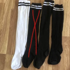 Knästrumpor 20kr styck🫶 - Knästrumpor 🫶 20kr styck (dem svarta längst åt höger har lite mönster) 