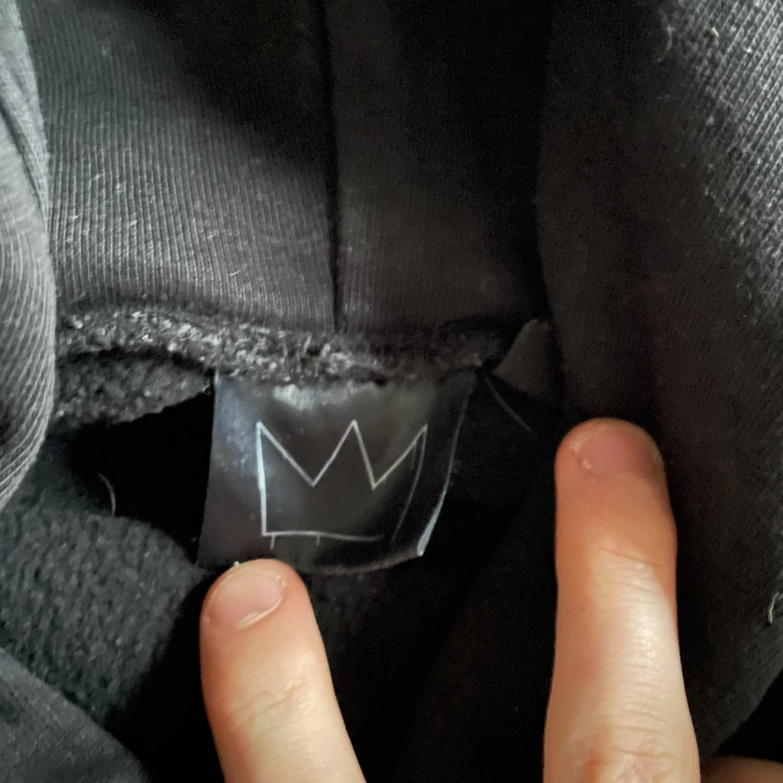 Svart hoodie med hov1tryck - 92