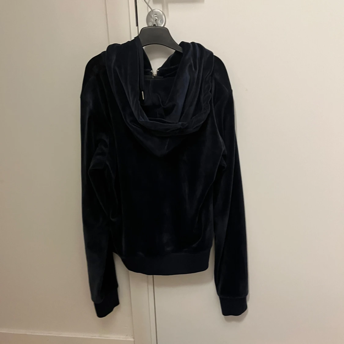 Mörkblå sammetshoodie med dragkedja - 90