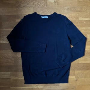 Mörkblå tröja från Selected Homme - Säljer en stilren mörkblå tröja från Selected Homme. Tröjan har en klassisk design med långa ärmar och rund hals.|storlek S|100% bomull|