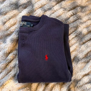 Polo Ralph Lauren sweatshirt  - Säljer en stilren mörkblå tröja från Polo Ralph Lauren | Storlek S | skick 9/10 | nypris: ca 2000 mitt pris: 800 | 
