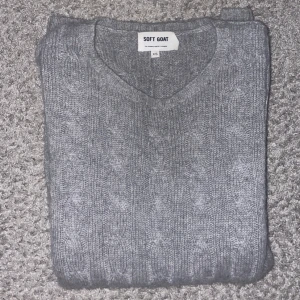 Soft goat - Säljer en stilren grå stickad tröja från Soft Goat i storlek XS. Tröjan har ett klassiskt flätmönster och rund halsringning. Perfekt för kyliga dagar. Nypris cirka 3000kr. Skicket är 9/10 inprincip aldrig använd och anledningen till att jag säljer tröjan är för den ej kommer till användning. Skriv för fler frågor eller bilder, önskar er allt gott//Kevin
