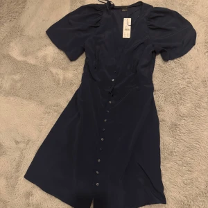 Klänning - Otroligt fin klänning köpt från Gina tricot i Köpenhamn. Aldrig använt då den inte passa mig, storlek L men passar nog en S/M bättre