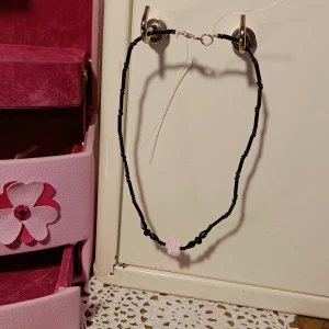 Svart halsband med rosa blomma - Handgjort halsband/choker 🌸 Halsbandet längd är ca 29 cm