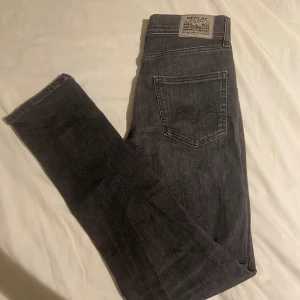 Replay jeans - Säljer nu mina replay jeans från kidsbrandstore. Sjukt bra skick med tanke på att de är använda ett fåtal gånger för de är för stora för mig. Jag är 166. Nypris 700. Mitt pris 400 för de är använda max 5 gånger. Slim fit.