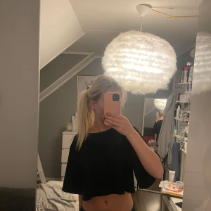 Svart croppad t-shirt - Säljer en svart croppad t-shirt då den ej kommer till användning.