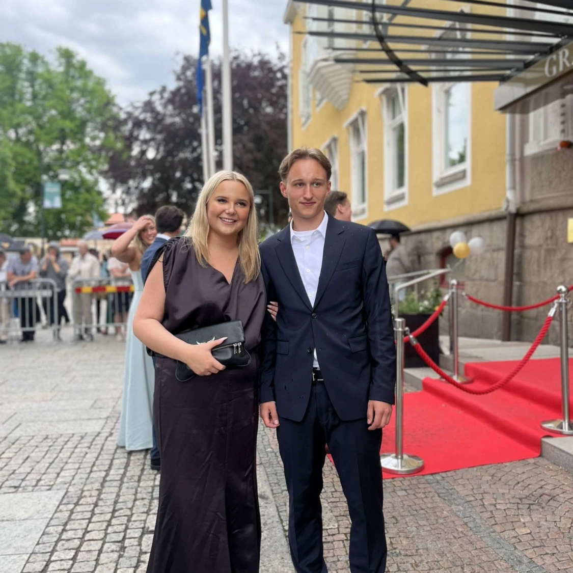 Satin balklänning sydd av Madebyheed