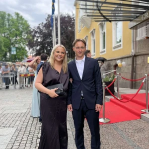 Satin balklänning sydd av Madebyheed - Elegant mörk långklänning i satin med en vacker drapering. Klänningen har en klassisk design med en mjuk och följsam passform, perfekt för formella tillfällen. Pernilla Hed (madebyheed) ligger bakom designen och tillverkningen av min fina balklänning! Jag köpte den för 4900kr