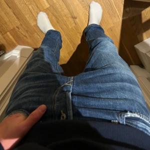 Blå jeans från Replay - Säljer ett par snygga blå jeans från Replay i modellen Anbass. Storlek 28, men dem är 28 i midjan och 31, 32. Personen i bilden är 174 och dom passar parfekt. Använt två gånger
