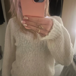Vit stickad mysigt tröja - ❤️❤️❤️Jätte fin stickad som passar till allt❣️❣️Den e även i nyskick och är bara använd några fåtal gånger ❣️💕Köpte den för 400kr🤍❣️
