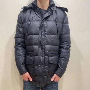 Massimo Dutti Jacka - Hej! Säljer nu min jacka från märket Massimo Dutti, storlek L, bra skick modellen är 184cm och väger 70kg . Tveka inte på att höra av dig om du har frågor eller funderingar kring jackan!