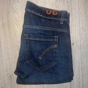 Dondup George - Vi säljer nu dessa snygga dondup jeans⭐️                                                 Storlek: W30                                                Pris: 1099:-                                                     Retail: 3999:-                                                       Skick: 9,5/10                                                    Hör av er vid frågor eller funderingar🤝