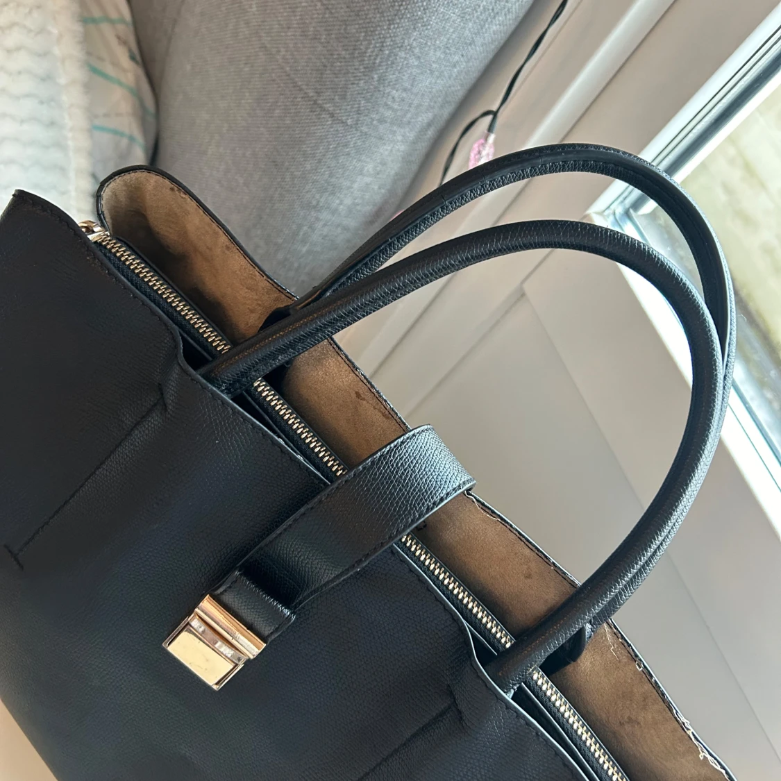 Svart handväska med låsdetalj - 91