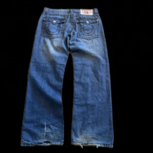 True Religion Joey Super T Jeans - Tvär feta True Religion jeans med modellen Joey super T. Har lite heelbite och ett litet jack där nere vid vänster fot. Pris kan diskuteras och skriv om fler frågor eller bilder! Storlek w40 men passar mig som har w35.
