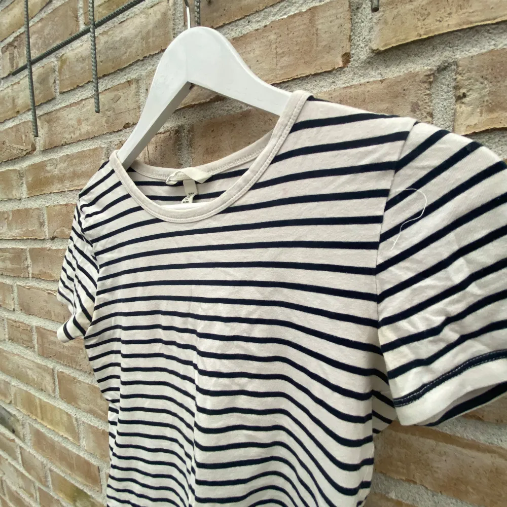 KRYMT - NU STRL XS! SÀljer en klassisk randig t-shirt frÄn H&M i svart och vit. T-shirten har korta Àrmar och en rund halsringning, perfekt för en avslappnad stil. Mycket skön! . T-paidat.