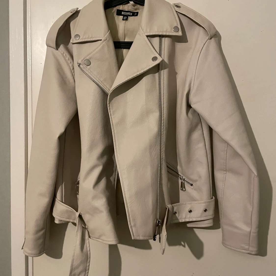 Beige skinnjacka från Missguided - 90