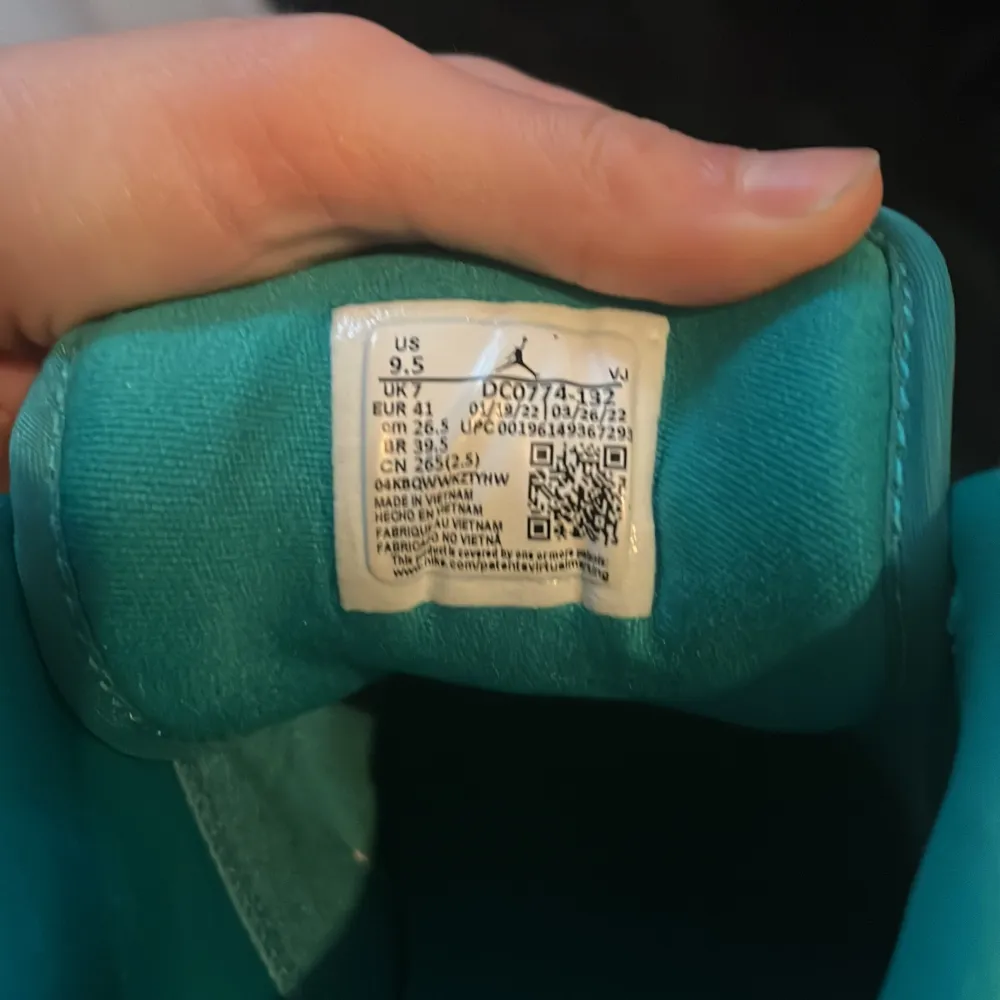 Snygga Nike Air Jordans i en fräsch turkos och vit färgkombination. Skorna har klassisk snörning och den ikoniska Air Jordan-loggan på hälen. Perfekta för att ge din stil en sportig touch.. Kengät.