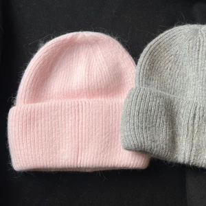 Rosa stickad mössa - Mysig rosa stickad mössa med ribbad design. Perfekt för kyliga dagar och ger en stilren look. Passar bra till både vardag och utflykter.