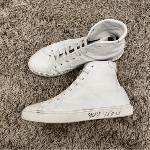 SÖKER SAINT LAUREN SKOR 44-45 - PM bild O pris 🏆👀👀🐸 Liknande till bilden, behöver ej va samma sko (köp nu så skickar jag en tegelsten 🧱)
