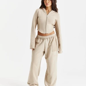 Hoodrich set  - Ett set från hoodrickuk.com. Köpte för ca 2000 säljer för 1200. Använt ett få tal gånger så absolut i toppskick!🌸toppen är i small o byxorna är i xsmall