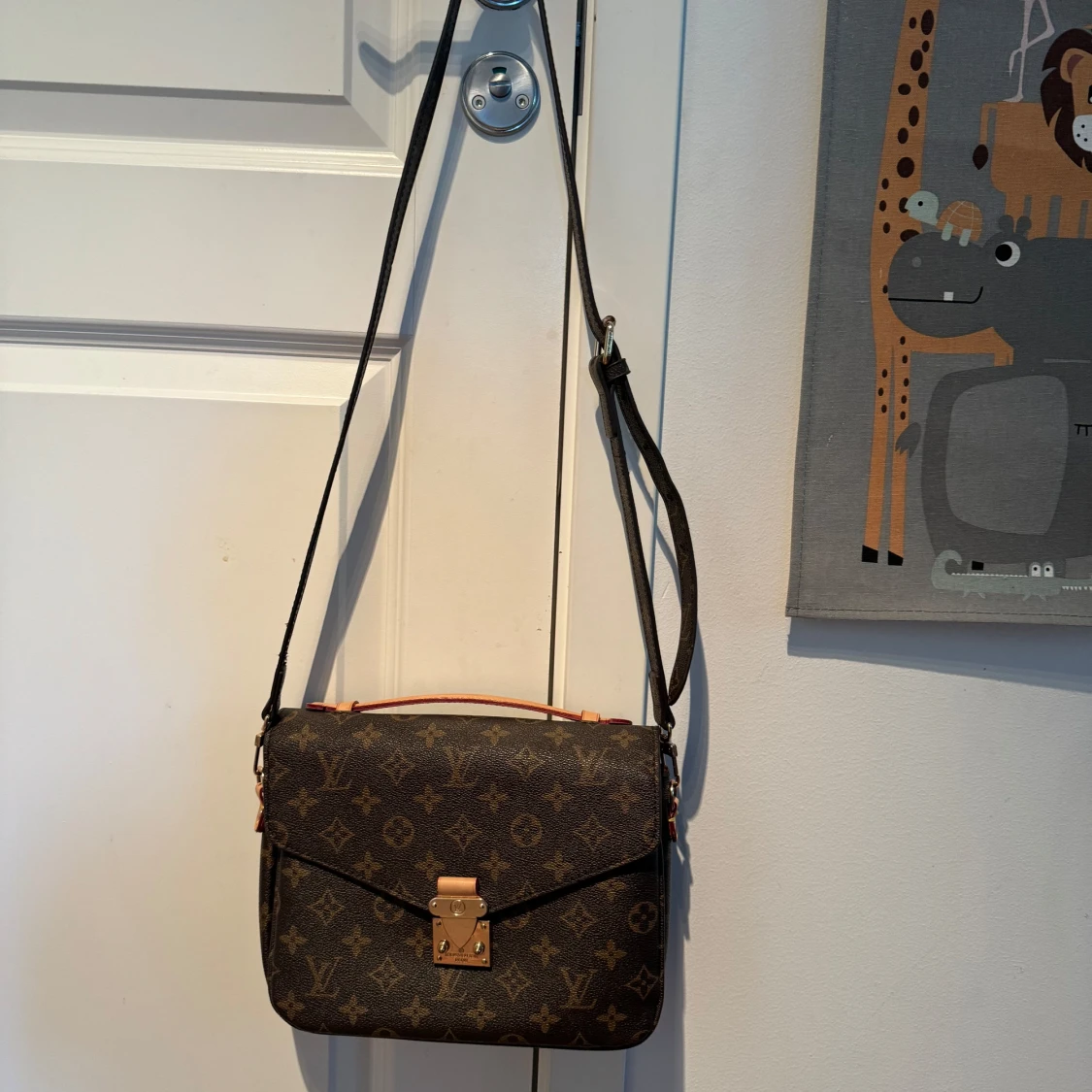 Brun axelväska med monogram - 91