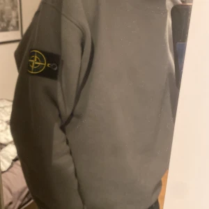 Stone Island Hoodie - Säljer min stone island hoodie på grund utav att den är för stor. Tröjan är sällan använd och är i ett riktigt bra skick. 