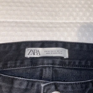 2 par jeans - 2 par svin snygga jeans från zara 10/10 skick som nya använda bara 1 gång. Pris kan diskuteras