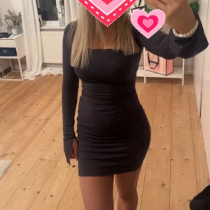 Grå tight klänning - Snygg grå tight klänning med långärmad design. Perfekt för en kväll ute eller en speciell tillställning. Klänningen har en kort längd och en stilren look. Använd endast en gång och har inga defekter!🔥🥰