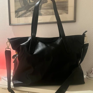 Svart axelväska i skinn - Stor rymlig väska ifrån märket Anna field.