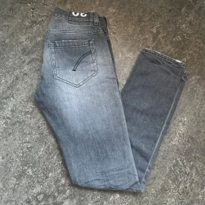 Dondup Geroge - Säljer nu riktigt feta dondups med slitningar i modellen geroge || Skick 9/10 || Storlek W30 || har du några frågor är det bara att höra av sig 💫