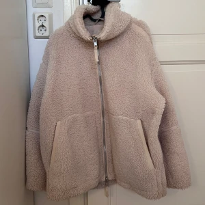 Beige teddyjacka från H&M - Säljer nu denna populära teddy jackan ifrån H&M, jackan har använts och visar tecken på användning, det finns små svarta noppror lite här o var utåt, men går att peta bort de, se bild 4 för referens. Jackan är beige & är i storlek M 🤎 hör av dig vid ytterligare frågor 🌟