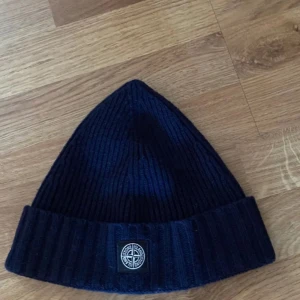 Svart ribbad mössa från stone island  - Snygg svart ribbad mössa från stone island . Perfekt för kyliga dar