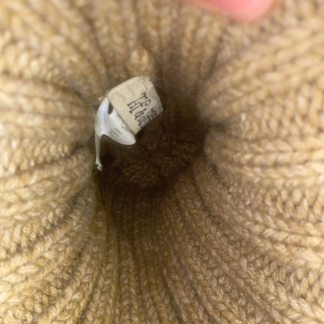 Beige stickad mössa med pälsboll från Tif & Tiffy - 93