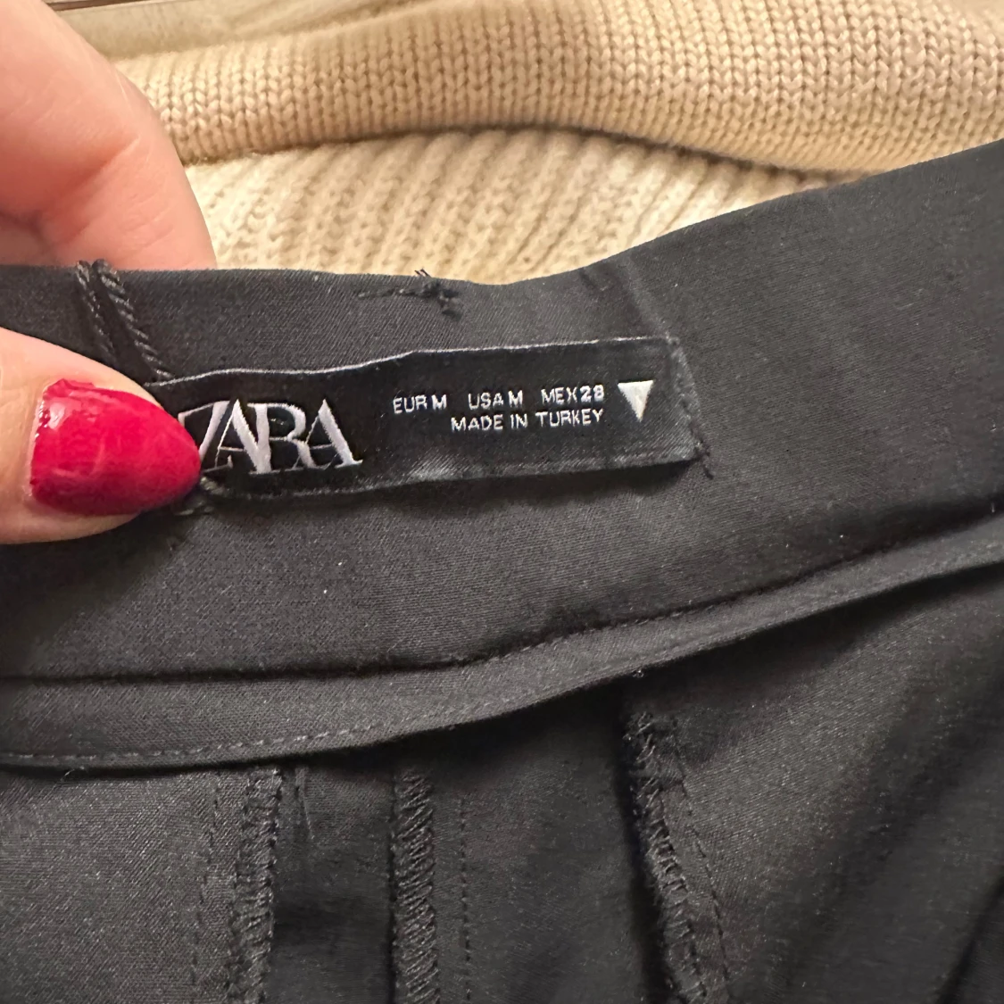 Svarta vida byxor strl M Nya - 93