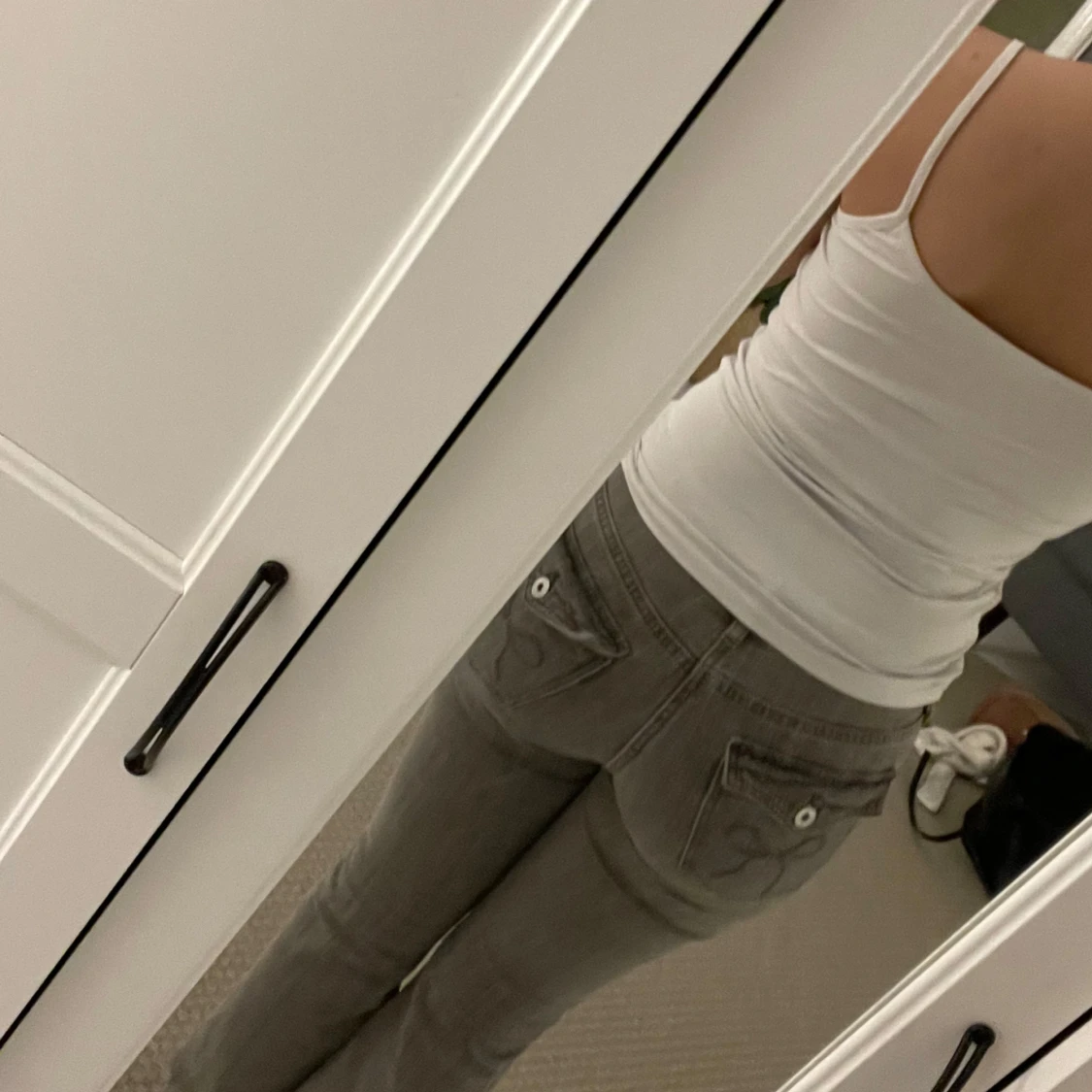 Grå jeans med rosett-detalj - 23