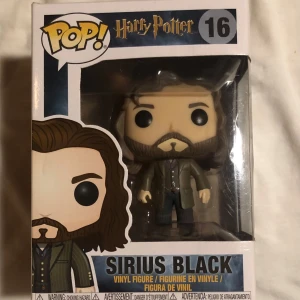 Funko pop Sirius Black - En funko pop av Sirius Black från Harry Potter. Öppnad någon gång och har en liten spricka på toppen av ”locket”. Finns bild.
