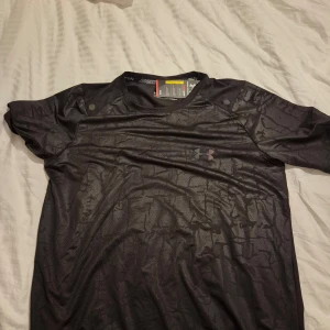 Under Armour tränings Tshirt - Storlek L. 300kr st oanvända