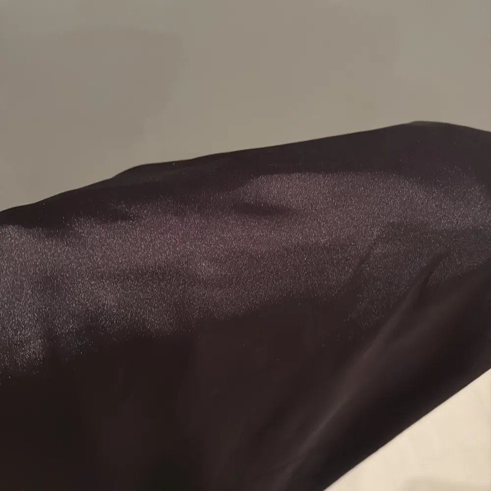 Elegant svart klänning från Monki med tunna axelband och en stilren design. Perfekt för en kväll ute eller en speciell tillställning. Materialet har en lätt glansig finish som ger en lyxig känsla. Använd endast en gång, nypris 500kr och priset går att diskutera.. Mekot.