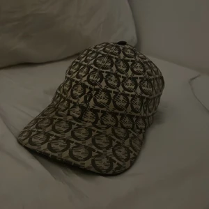 Ferregamo keps - Ferregamo keps jag säljer för att jag vill ha råd med ett ps5