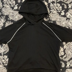 Svart randig hoodie från SOC - Säljer en svart randig hoodie från SOC i storlek XS. Den har en bekväm passform med långa ärmar och en praktisk huva. Perfekt för en avslappnad stil.
