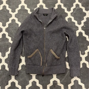 Massimo dutti zip up - Fet Massimo dutti tröja i storleken S/XS, skick 9/10, inga defekter eller liknande. Dm vid mer info🙌🏼